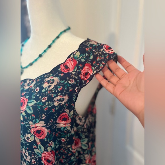 🌹💙Lauren Conrad navy blue floral blouse. Gently used. Size Small. 🌹💙 - Picture 3 of 4